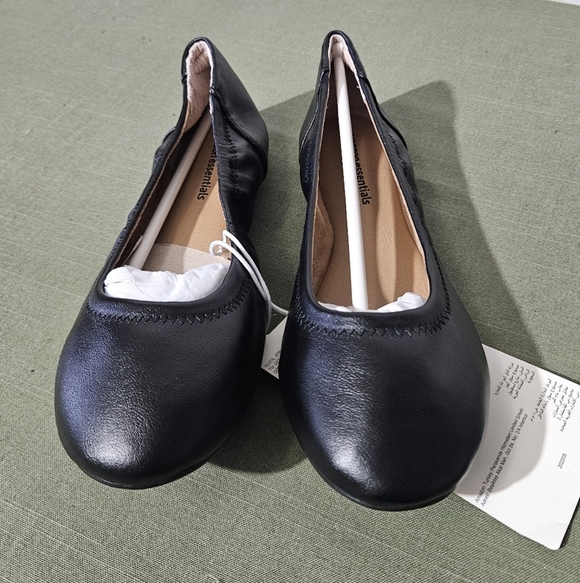 Amazon Essentials Women's Classic Black Flats Loafers - Picture 2 of 9